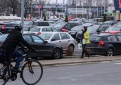 Apdrošinātāji rosina mainīt satiksmes organizāciju publiskajās stāvvietās
