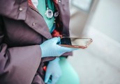 Tele2 medicīnas darbiniekiem trīs mēnešus nodrošinās bezmaksas mobilos sakarus