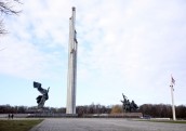 Rīgas dome nolemj demontēt padomju pieminekli Pārdaugavā