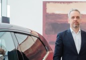 BMW salonā atklāta mākslinieka Marka Rotko gleznu reprodukciju izstāde
