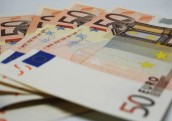 Lietuvā minimālo algu nākamgad ierosina celt līdz 1038 eiro mēnesī
