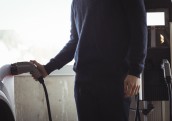 Kā uzņēmumi izmanto elektroauto uzlādes stacijas savam biznesam?