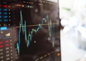ASV biržās akciju cenas sarūk, Eiropā nav vienotas tendences