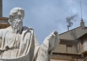 Virs Vatikāna Siksta kapelas paceļas melni dūmi - pāvests nav ievēlēts