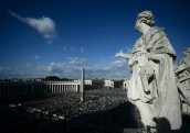 Papildināta - Balti dūmi signalizē par jauna pāvesta ievēlēšanu