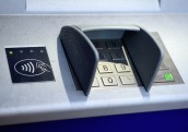 Latvijā noteikti teju 100 kritiskie bankomāti, kurus krīzes gadījumā prioritāri apgādā ar skaidro naudu