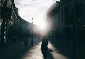 Tūkstošiem britu ierēdņu atstās Londonu, valdībai samazinot izdevumus
