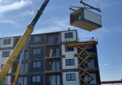 MJL Development uzstāda piecstāvu koka karkasa modulāro ēku Jelgavā