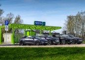 Neste atklāj ceturto lieljaudas elektrības uzlādes staciju Latvijā