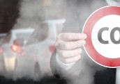 Rīgā iebraukšanas maksu centrā rosina ieviest līdz dzelzceļa lokam