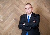 Kamēr procentu likmes krīt, mājokļu cenas kāpj