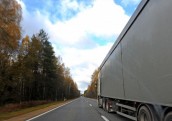 Plānots palielināt lielāko daļu autoceļu lietošanas nodevas kravas transportlīdzekļiem