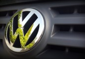 Volkswagen pirmo reizi vēsturē pārtrauc ražošanu Vācijas rūpnīcā