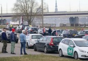 Rīgā pāris simti taksometru vadītāju devušies protesta braucienā pret Bolt īstenoto politiku