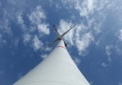 Dienvidkurzemes novadā svētdien nogāzusies vēja turbīna