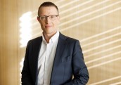 Finanšu tirgu pārskats: Irānas kara pamiera nosacījumi dod cerību