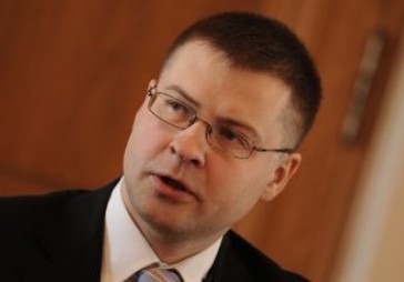 Dombrovskis nosūta KNAB papildus informāciju par skolēnu autobusu iepirkumu