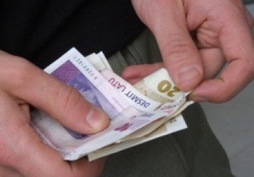 Kredītreģistrs: tiek kavēti 410 tūkstoši dažādu saistību