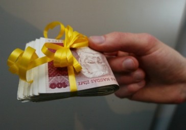 Atļauj maksāt prēmijas 20 valsts un pašvaldību uzņēmumu darbiniekiem