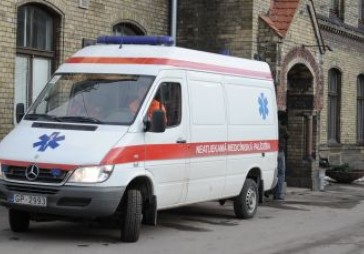 Četri ierēdņi pārbaudīs ātrās palīdzības konkursu