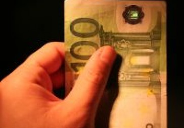 Eiro nogāžas līdz 18 mēnešu zemākajai atzīmei pret ASV dolāru