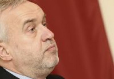Šķēle: pagaidām Kampara demisija nav pieprasīta