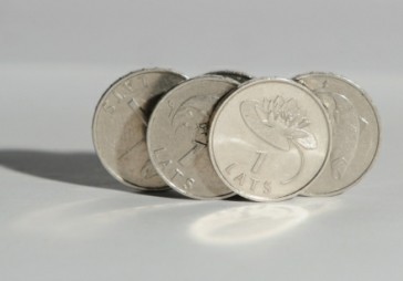 Izvairīšanās no lata devalvācijas bija vienlīdzīga politika