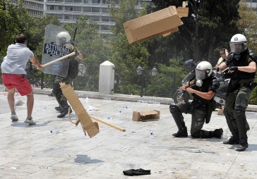 Atēnās streiks pāraug masu nekārtībās