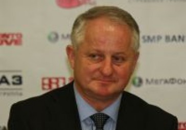 Šuplers zaudētu derību dēļ pa Rīgu jās zirgā