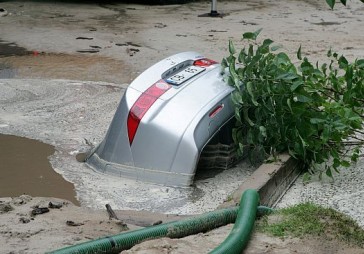 Nīcgales ielā asfaltā ielūst automašīna