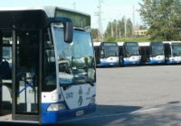 Pensionāriem ļauj braukt sabiedriskajā transportā par brīvu