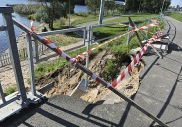 Pērn pabeigtais uzbērums Juglā jau izskalots