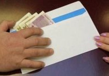 Eksperti: Aplokšņu algas izlīdzina sabiedriskajā un privātajā sektorā strādājošo atalgojumu