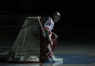 KHL lielo reklāmas kumosu paņem maza aģentūra