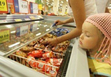 Eksperti: Patēriņa cenas lēnām turpinās kāpt