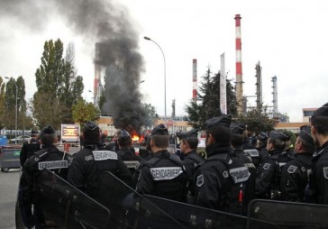 Policija Francijā likvidē blokādi uz nozīmīgu naftas rūpnīcu