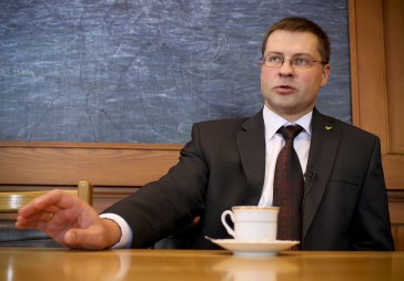 Dombrovskis: nav pārliecības par WikiLeaks publicētās informācijas autentiskumu