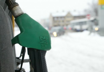 Degvielas cena pārkāpj 80 santīmu robežu