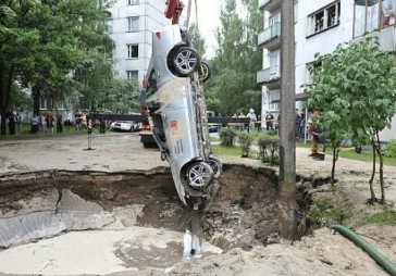 Rīgas ūdens atsakās maksāt par asfaltā ielūzušo auto
