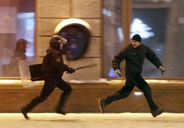 Pēc Lukašenko pārvēlēšanas milicija arestē pārējos kandidātus un simtiem protestētāju