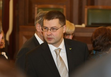 Premjers: ekonomika vairs nebalstās uz īpašumu spekulācijām lētu kredītu uzpūsta patēriņa