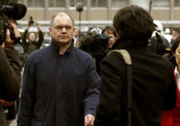 Bijušais Šveices baņķieris, kas saistīts ar WikiLeaks, stājies tiesas priekšā