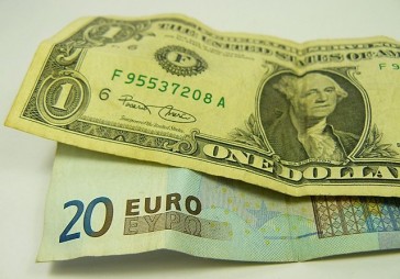 Eiro pie 1,35 ASV dolāru atzīmes