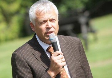 Sesks neatbalsta «ugunsdzēsēju metodes»
