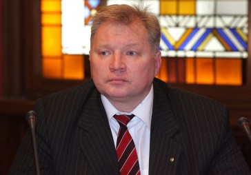 Vējonis atstādina no amata Ādažu mēru Breidaku