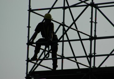 Iesaka būvniecības izmaksas rēķināt atsevišķi pelēkajai un oficiālajai ekonomikai