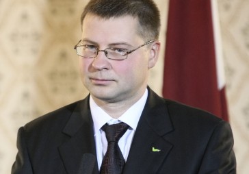 Premjers: ar inflācijas apkarošanas plānu vēl jānogaida