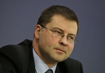 Dombrovskis: nodokļu samazināšana notiks 2013. gadā