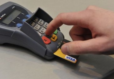 Igaunijas bankām jāsamazina komisijas maksas