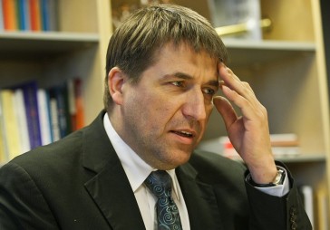 Kamparam naudu avansā iedevis anonīms investors 
